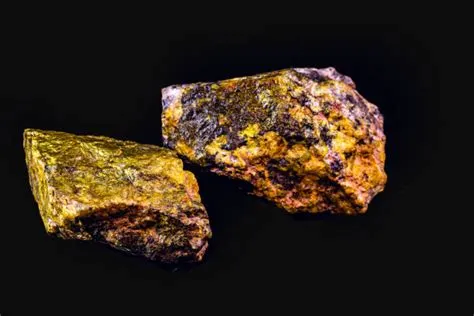 Uraninite: Un Mineral Radioattivo Per La Produzione di Energia Nucleare!