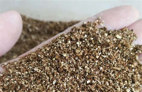 Vermiculite: Un Mineral Non-Metallico Versatile per Isolamento Termico e Agricoltura Leggera!